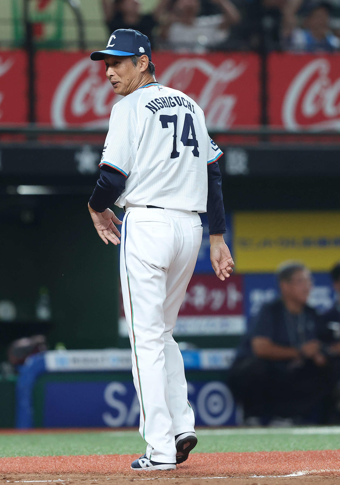 西武対日本ハム　日本ハムに勝利し、あいさつを終え引き揚げる西武西口監督（撮影・河田真司）