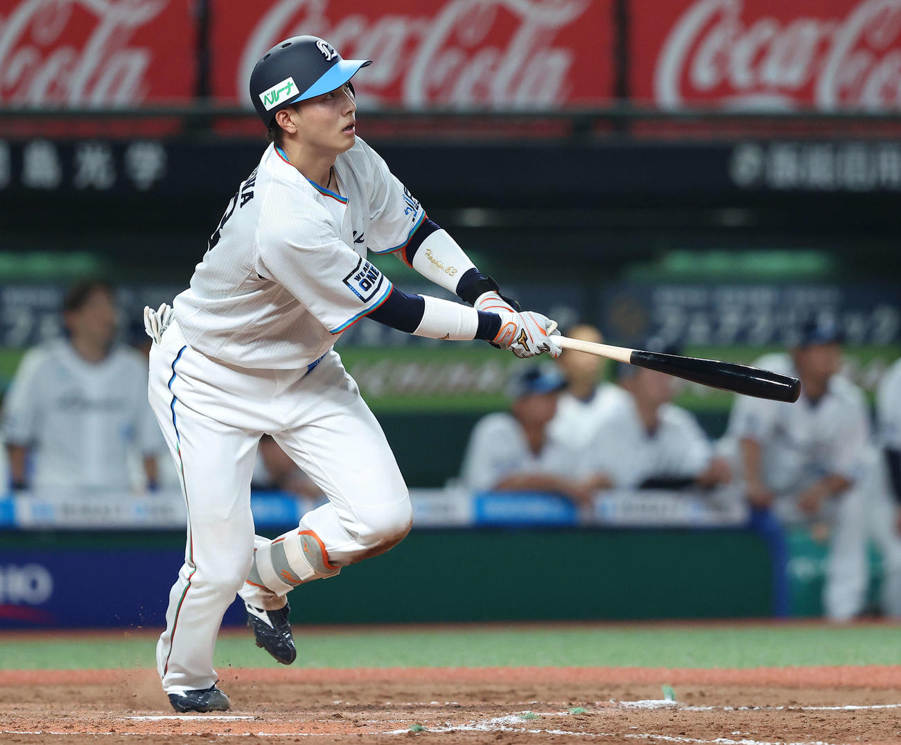 西武対日本ハム　8回裏西武2死一、二塁、右翼線に逆転2点適時三塁打を放つ長谷川（撮影・河田真司）