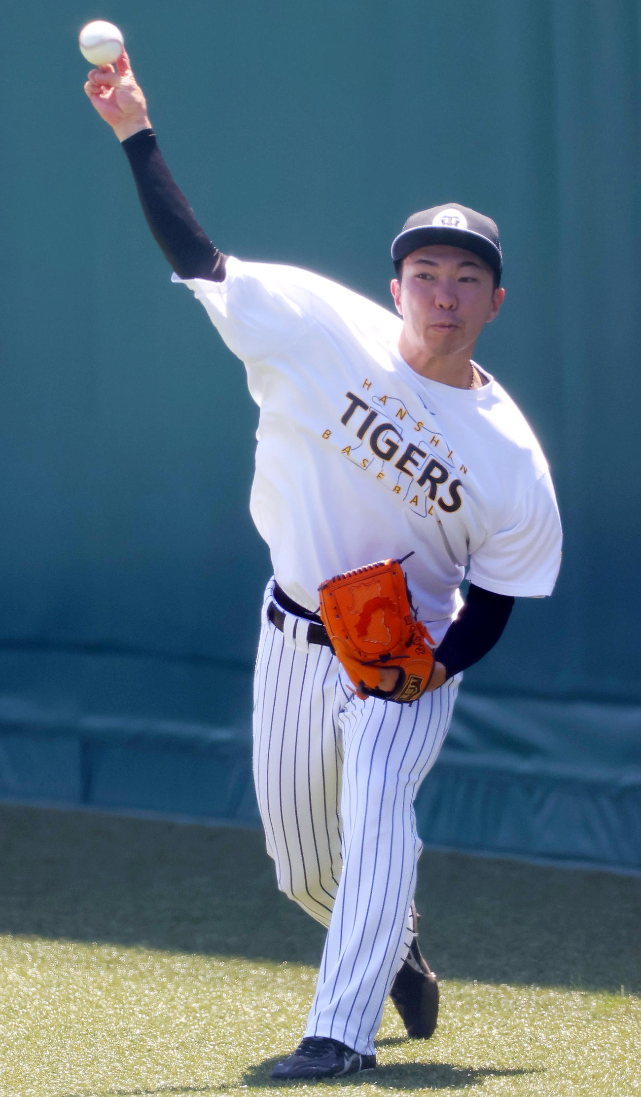 ウエスタン・リーグ阪神対中日　キャッチボールする阪神石井（撮影・上山淳一）