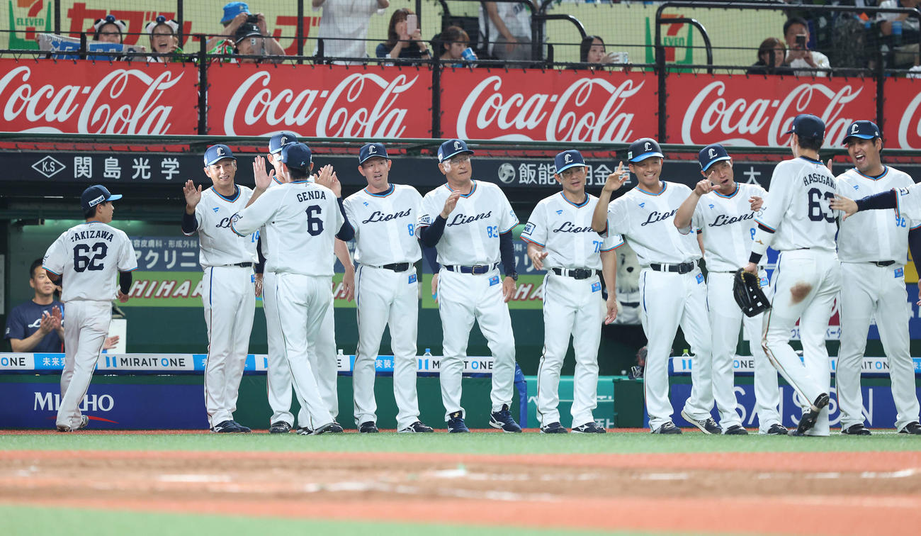 西武対日本ハム　日本ハムに勝利し、ナインを迎える西口監督（左から2人目）（撮影・河田真司）