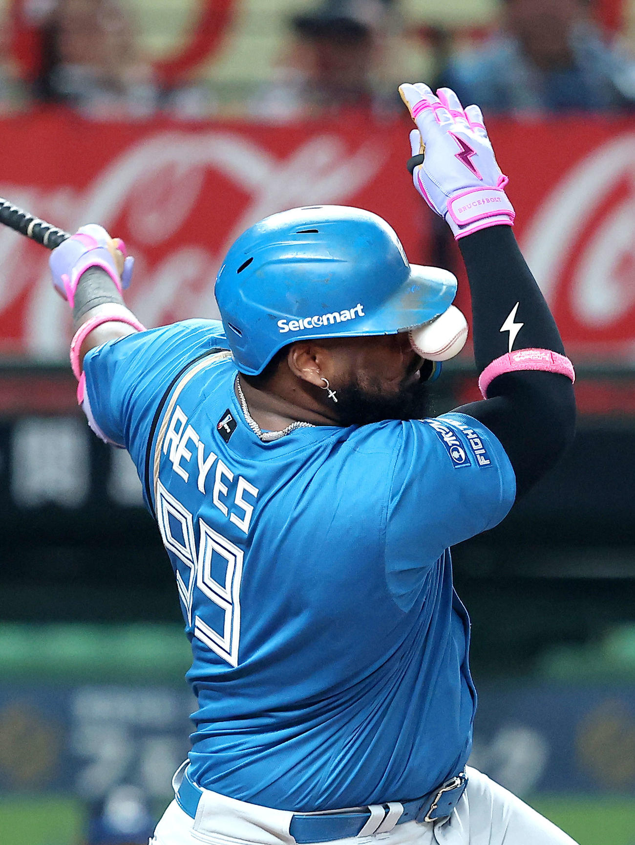 西武対日本ハム　6回表日本ハム1死、自打球を受けるレイエス（撮影・河田真司）