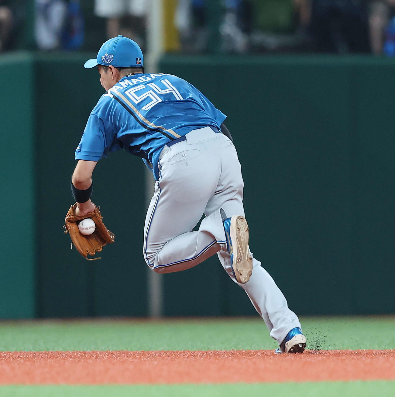 西武対日本ハム　5回裏西武無死一塁、長谷川の打球を好捕する山県（撮影・河田真司）