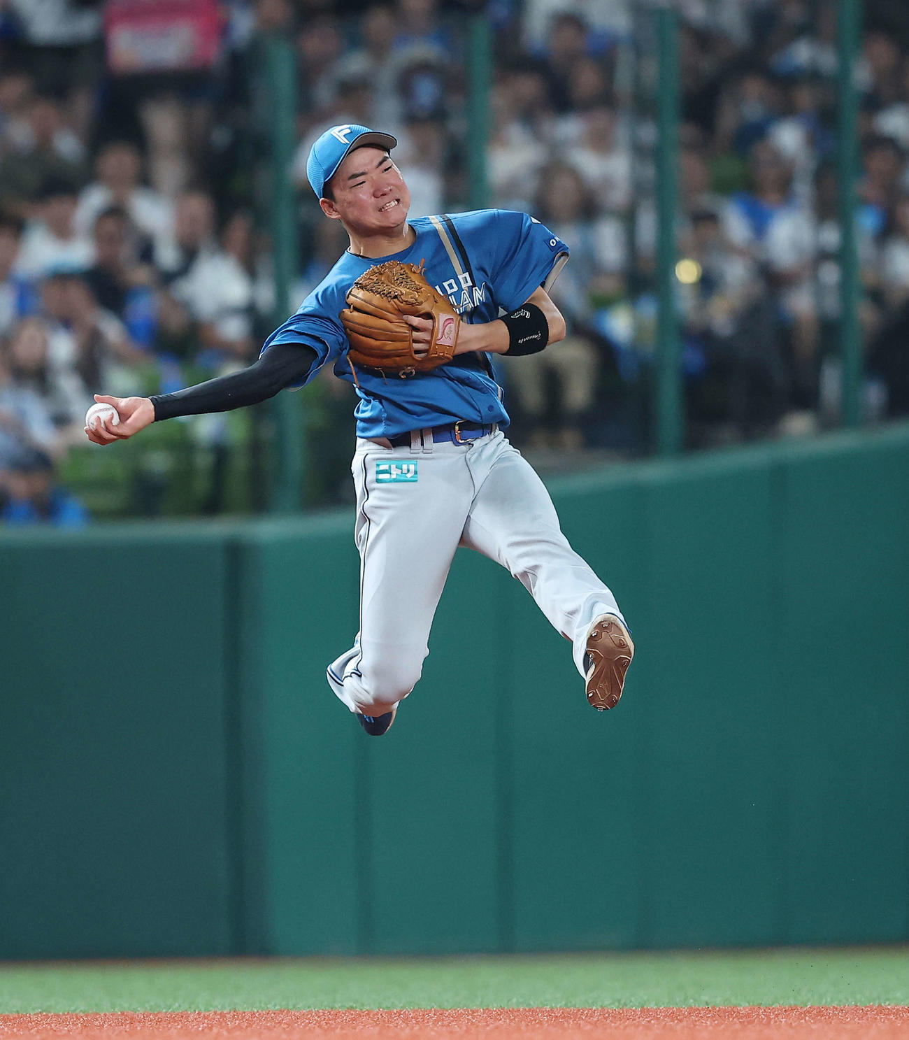 西武対日本ハム　5回裏西武無死一塁、長谷川の打球を捕球後、二塁にジャンピングスローする山県（撮影・河田真司）