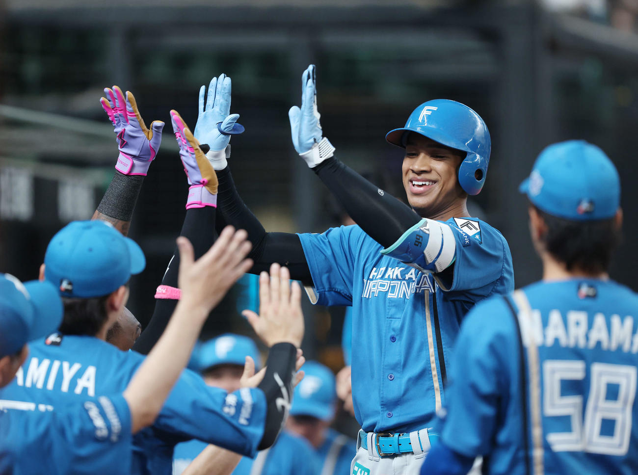 西武対日本ハム　3回表日本ハム無死、中越え先制ソロ本塁打で生還し、チームメートに迎えられる万波（撮影・河田真司）