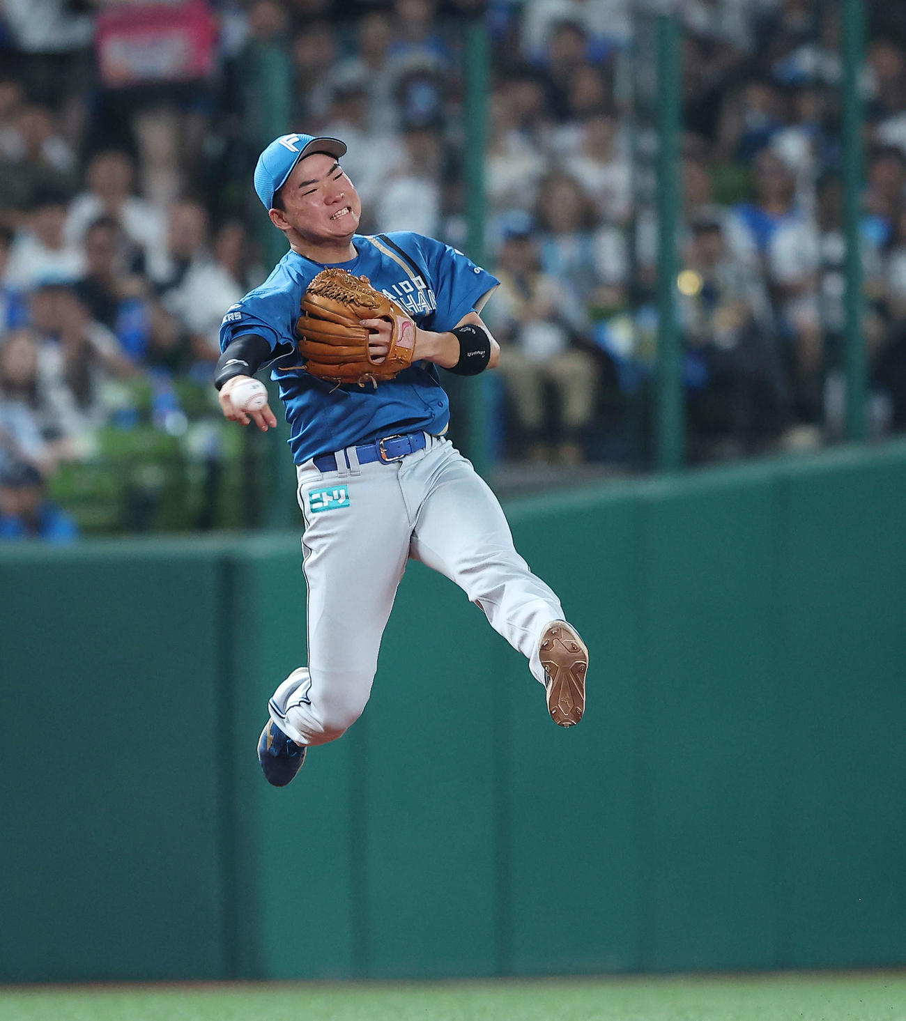 西武対日本ハム　5回裏西武無死一塁、長谷川の打球を捕球後、二塁にジャンピングスローする山県（撮影・河田真司）