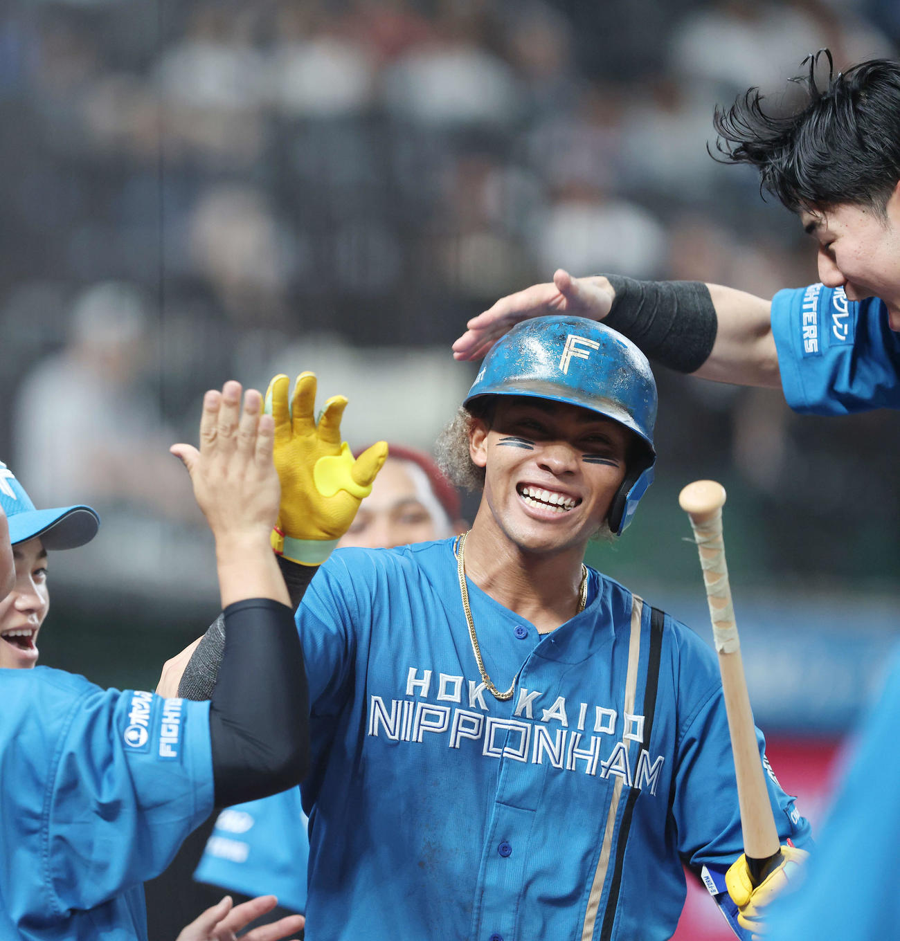 西武対日本ハム　8回表日本ハム無死、左越えソロ本塁打で生還し、チームメートに迎えられる水谷（撮影・河田真司）