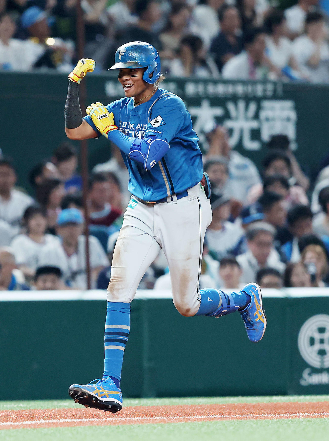 西武対日本ハム　8回表日本ハム無死、左越えソロ本塁打を放ちガッツポーズでダイヤモンドを回る水谷（撮影・河田真司）