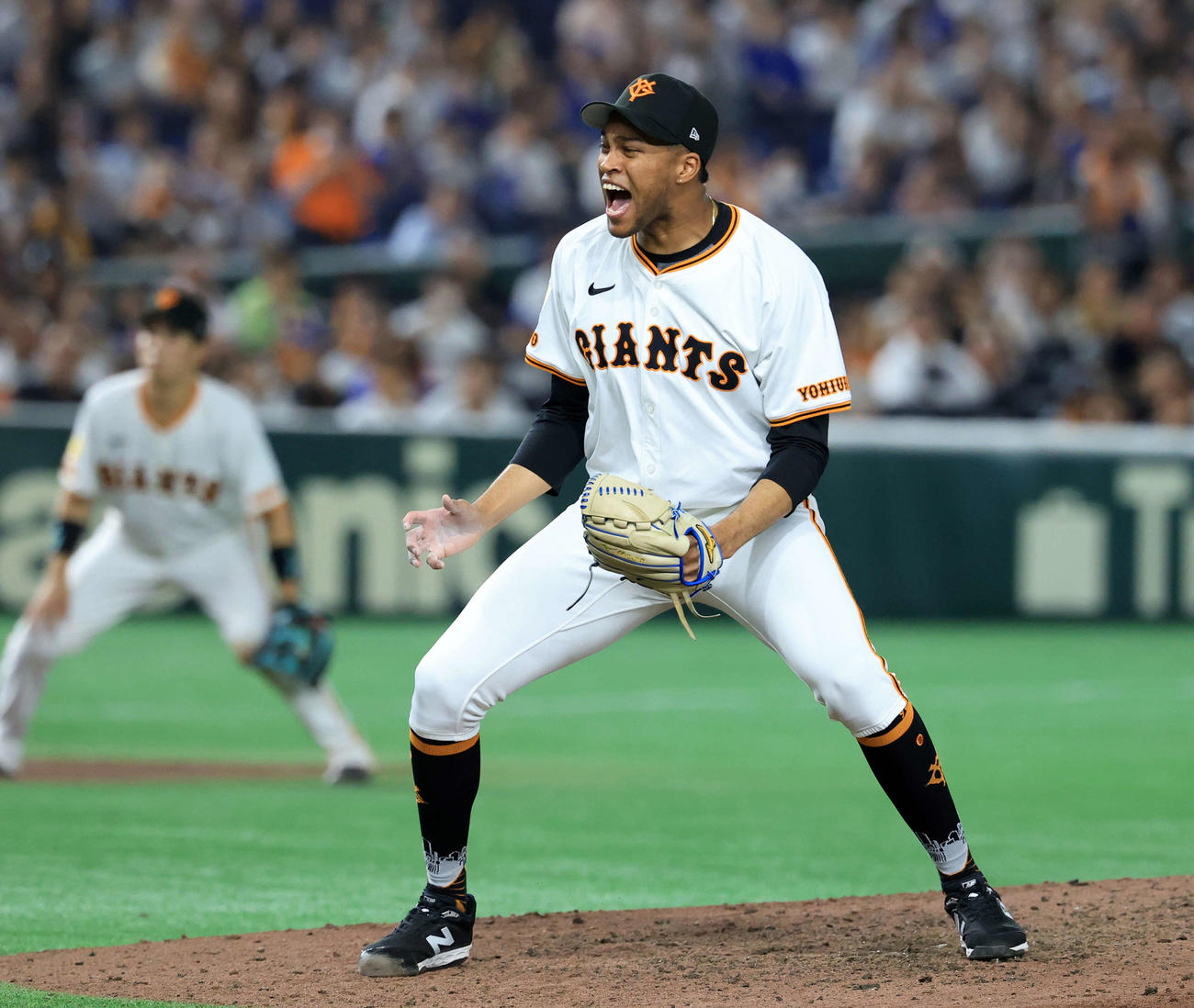 巨人対DeNA DeNA桑原を三振に仕留めて雄たけびを上げる30試合連続無失点の巨人マルティネス（2025年6月27日撮影）