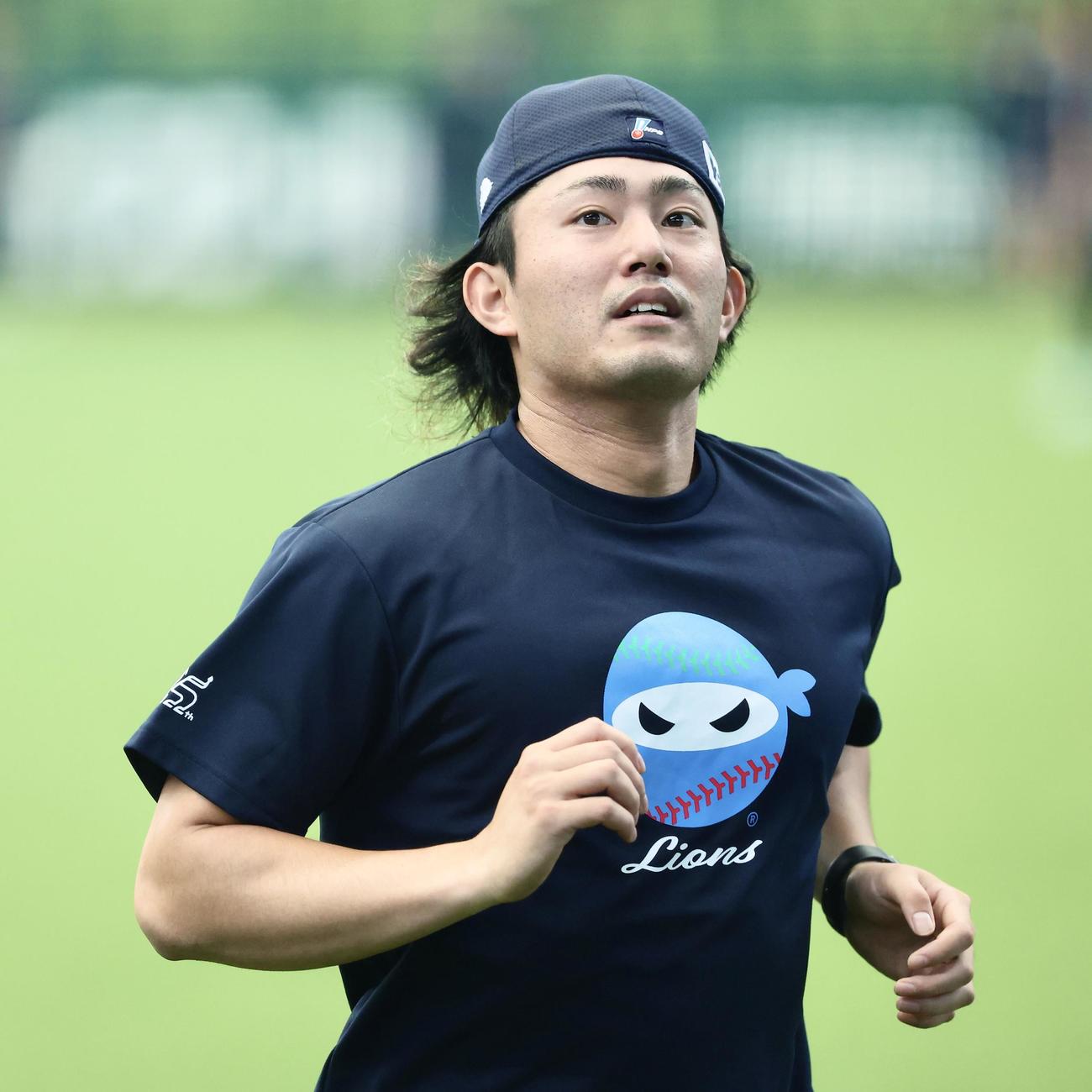 西武対日本ハム　試合前、調整する西武今井（撮影・河田真司）