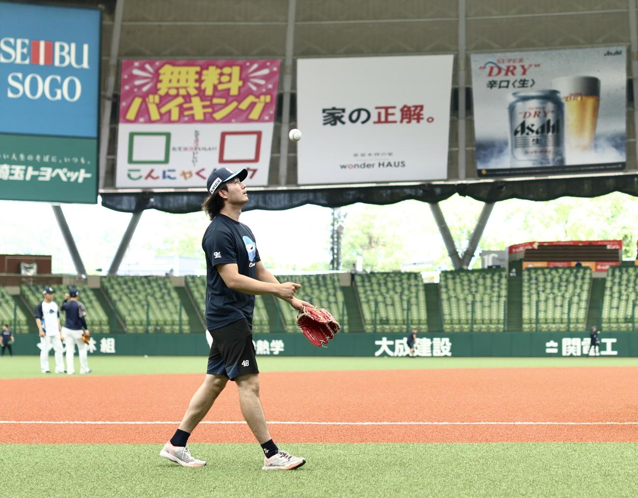 西武対日本ハム　試合前、移動する西武今井（撮影・河田真司）