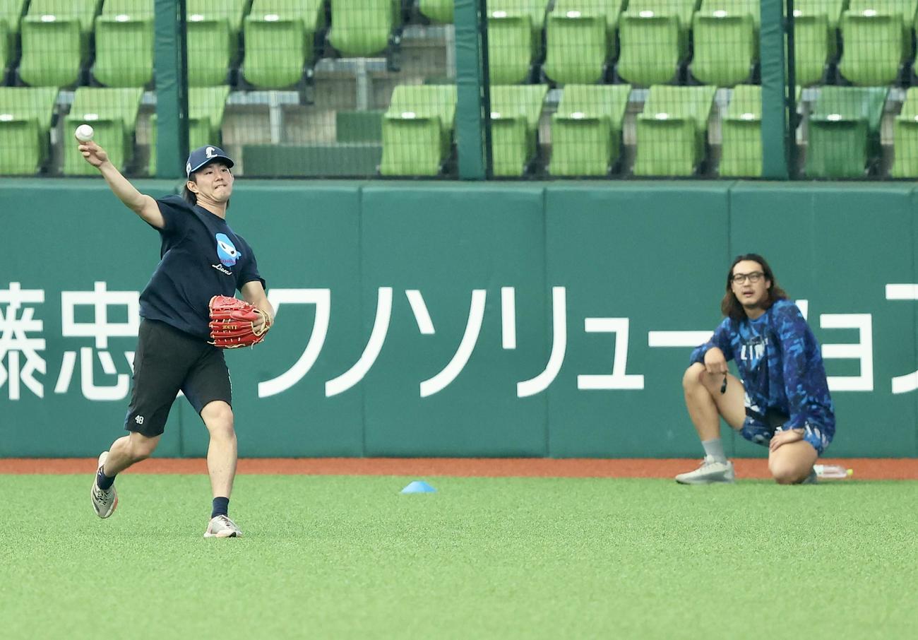 西武対日本ハム　試合前、キャッチボールする西武今井（左）。右は高橋（撮影・河田真司）