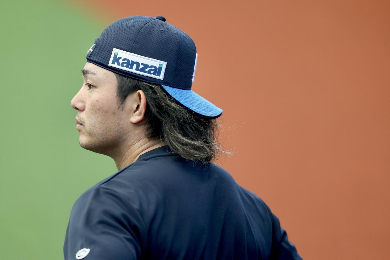 西武対日本ハム　試合前、調整する西武今井（撮影・河田真司）