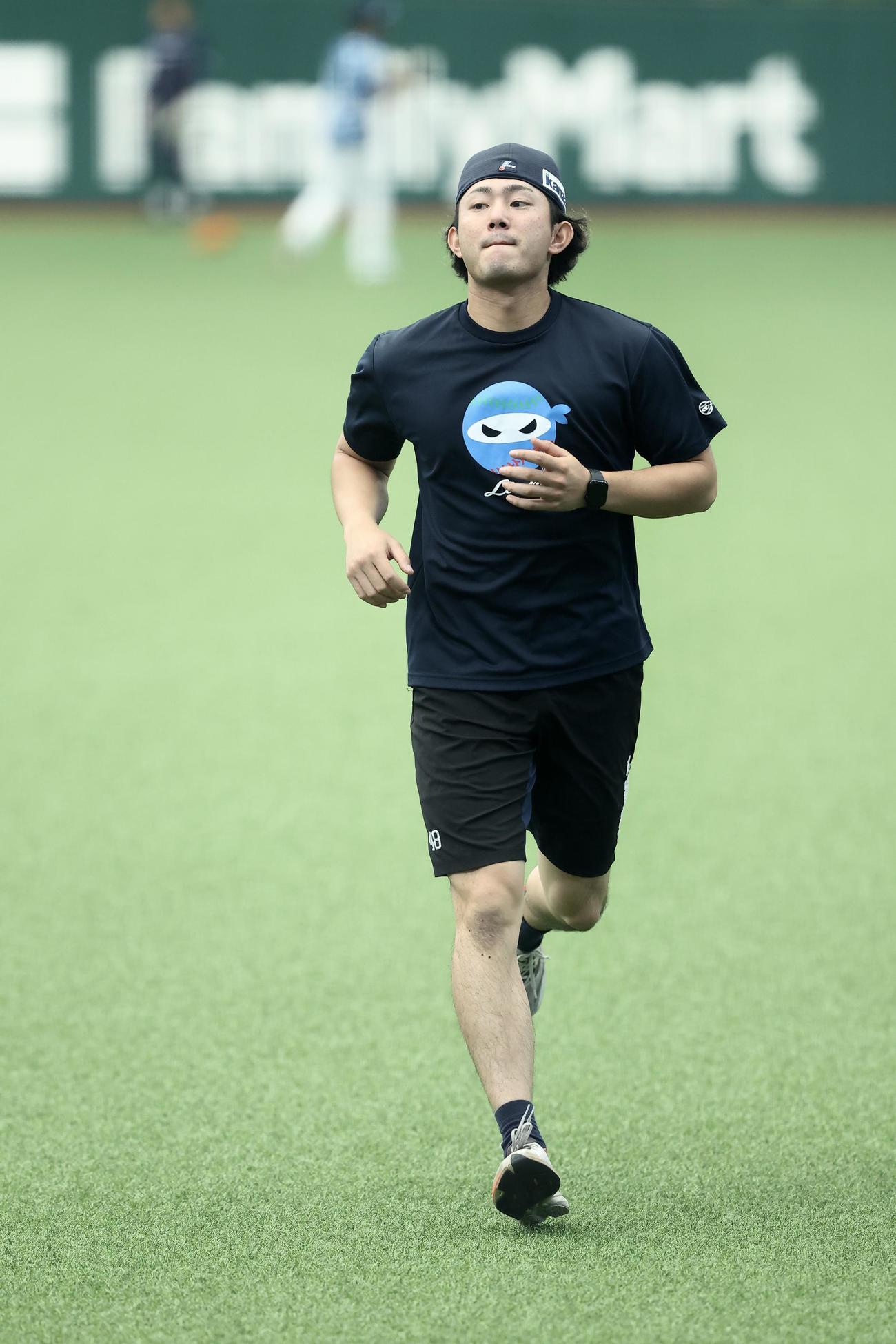 西武対日本ハム　試合前、調整する西武今井（撮影・河田真司）
