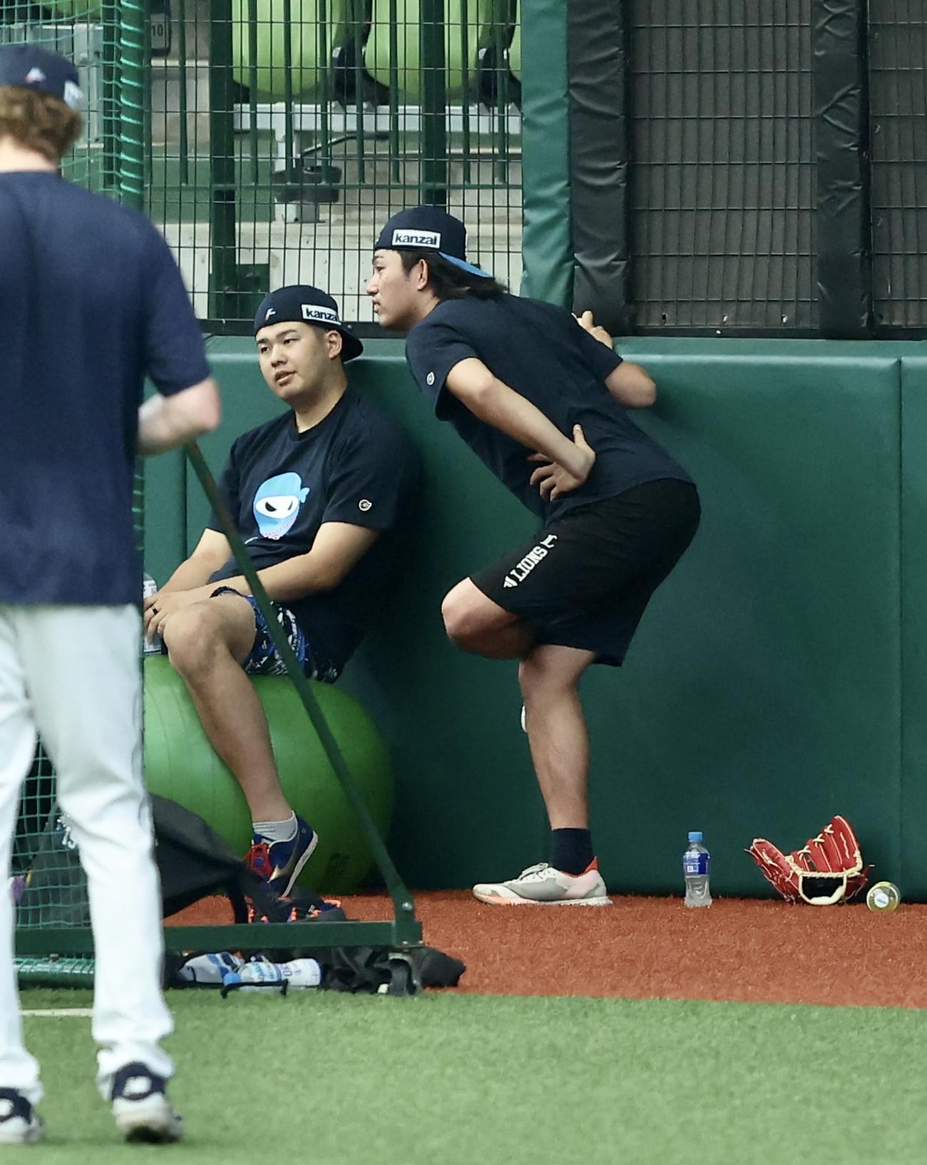 西武対日本ハム　試合前、渡辺（左）と言葉を交わす今井（撮影・河田真司）