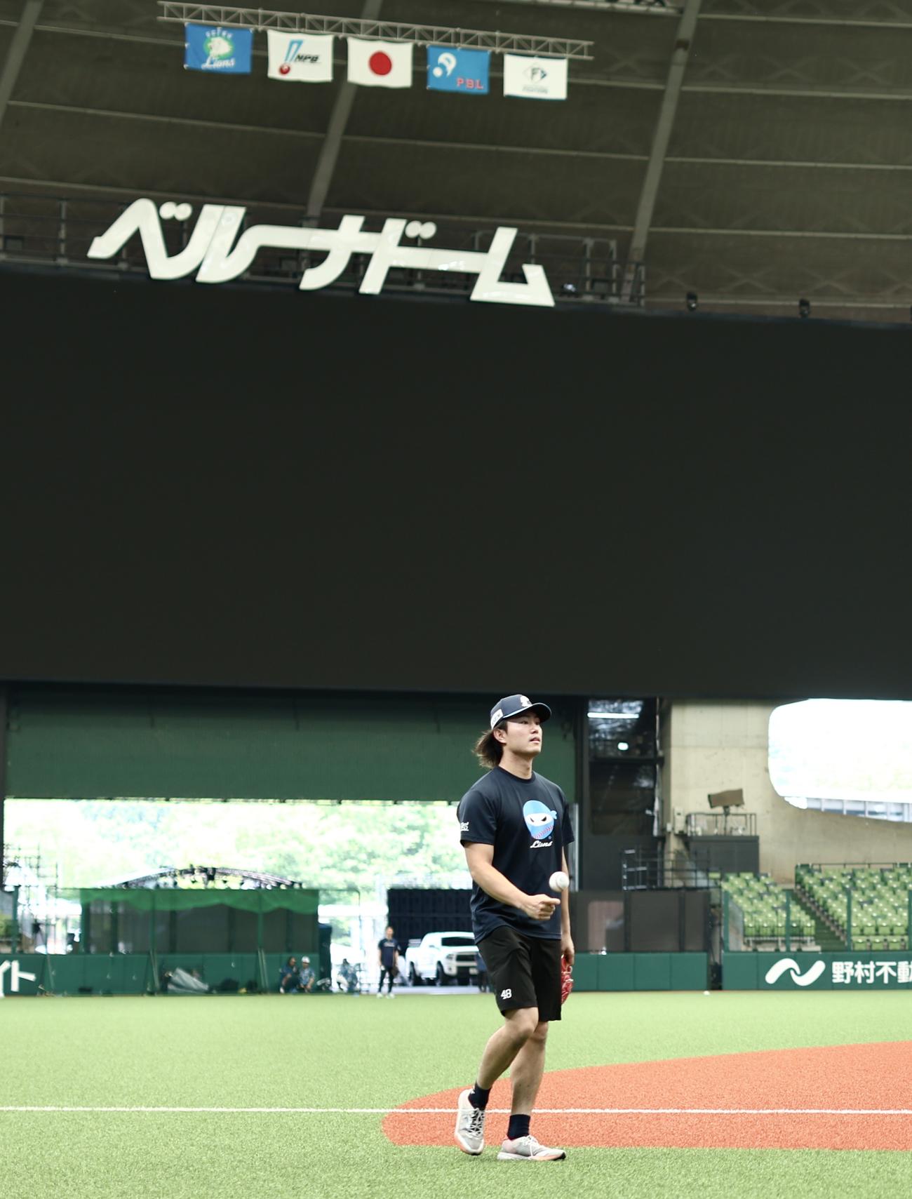 西武対日本ハム　試合前、移動する西武今井（撮影・河田真司）