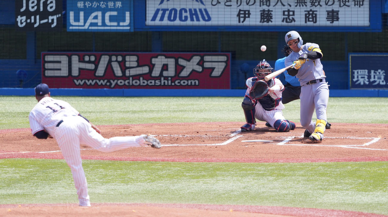 ヤクルト対阪神　1回表阪神2死、左中間に先制のソロ本塁打を放つ森下。投手アビラ（撮影・鈴木みどり）