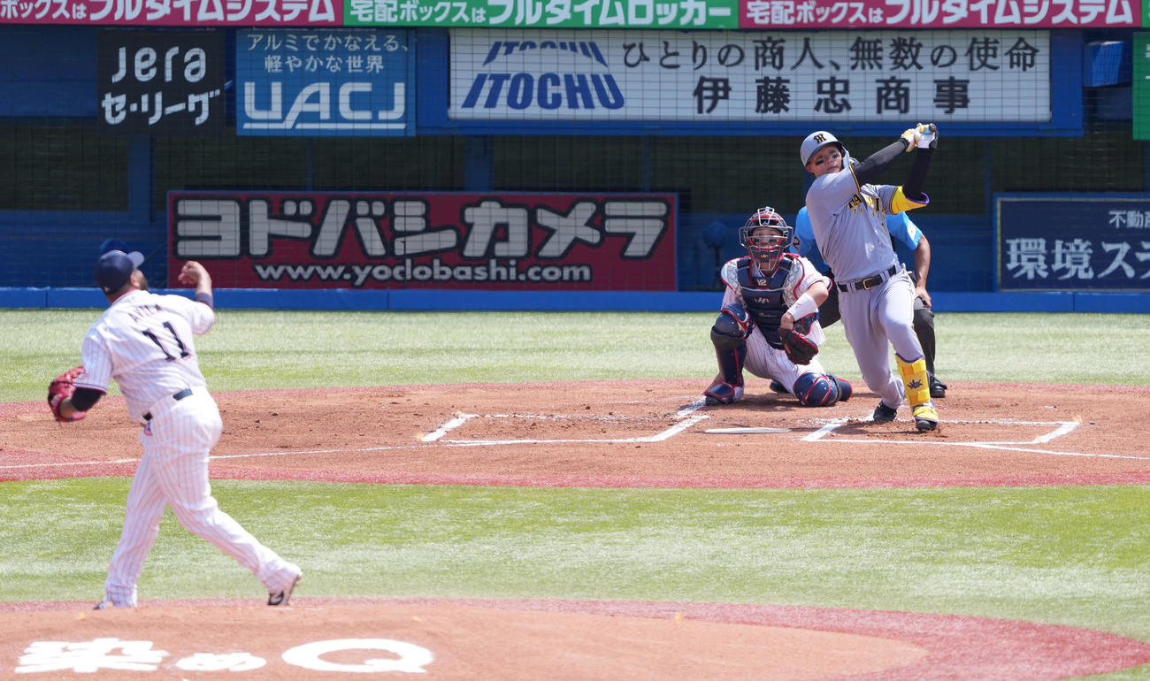 ヤクルト対阪神　1回表阪神2死、左中間に先制のソロ本塁打を放つ森下。投手アビラ（撮影・鈴木みどり）