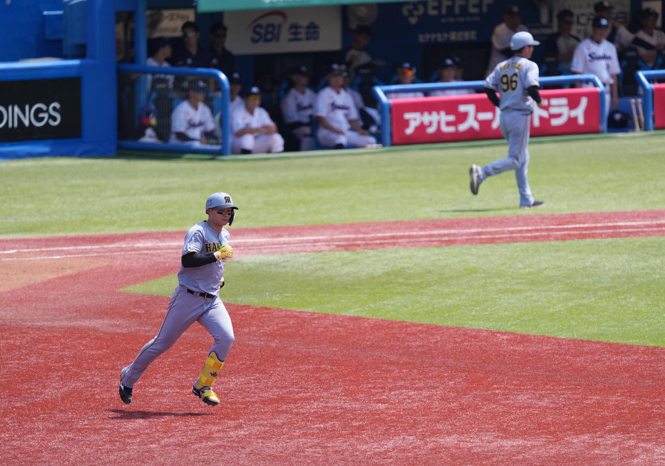 ヤクルト対阪神　1回表阪神2死、左中間に先制のソロ本塁打を放ち、ダイヤモンドを回る森下（撮影・鈴木みどり）