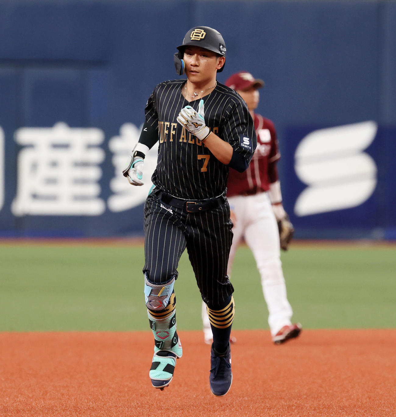 オリックス対楽天　1回裏オリックス無死、西川は中越えソロ本塁打を放ちダイヤモンドを駆ける（撮影・加藤哉）