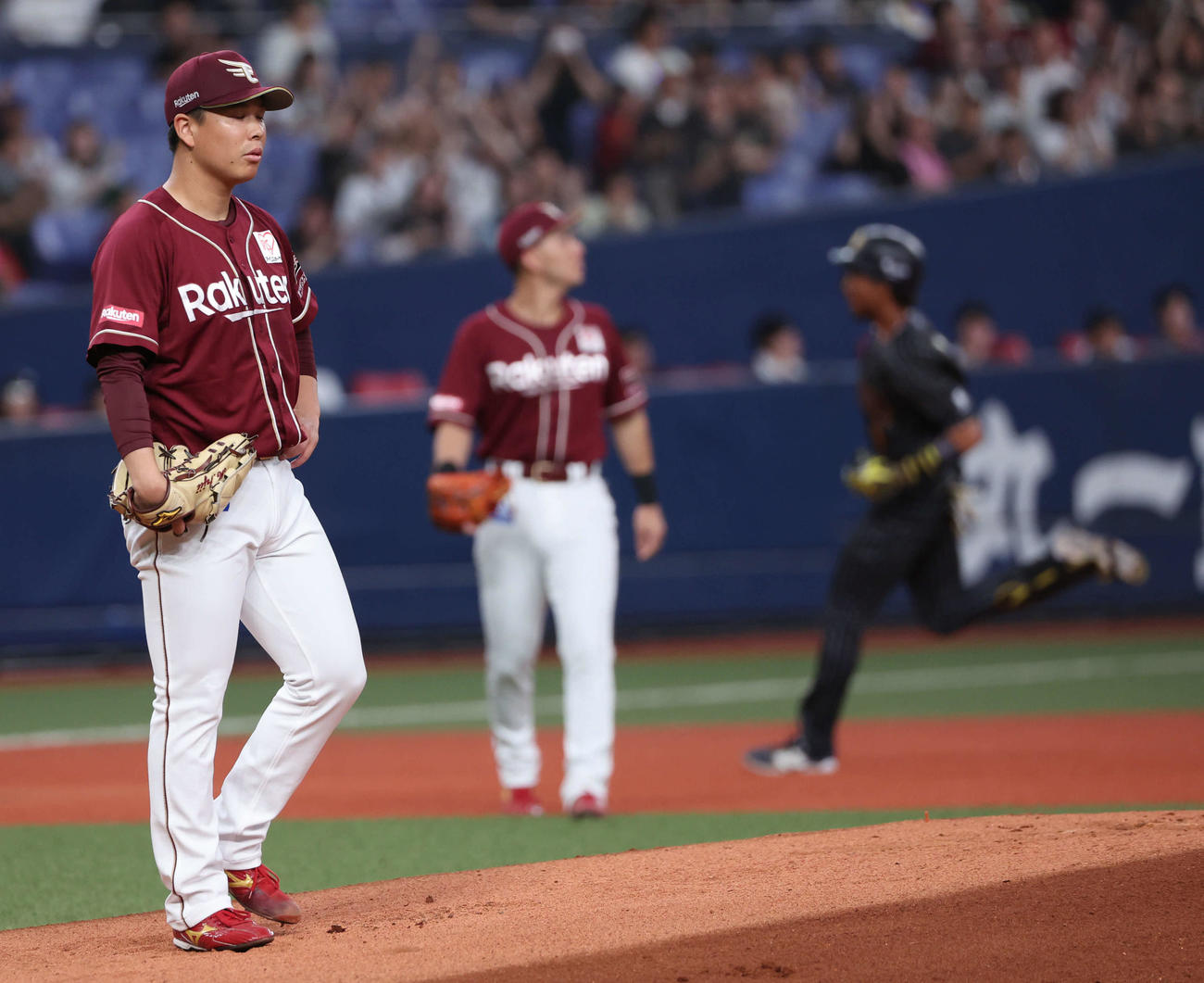 オリックス対楽天　1回裏オリックス無死、楽天先発の藤井は宗にも本塁打を許し、2者連続被弾となり打球の行方を見る（撮影・西尾就之）