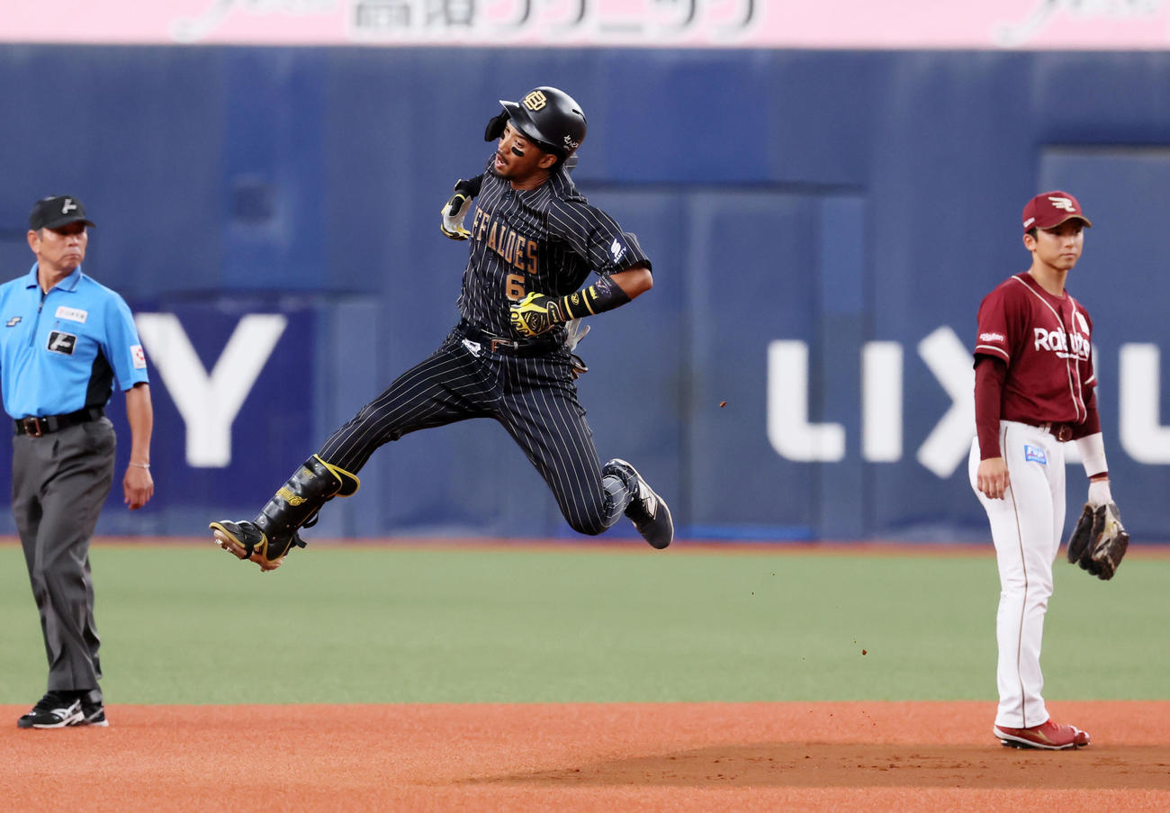 オリックス対楽天　1回裏オリックス無死、宗は右越えソロ本塁打を放ち二塁を越えた付近でジャンプして喜んだ（撮影・加藤哉）