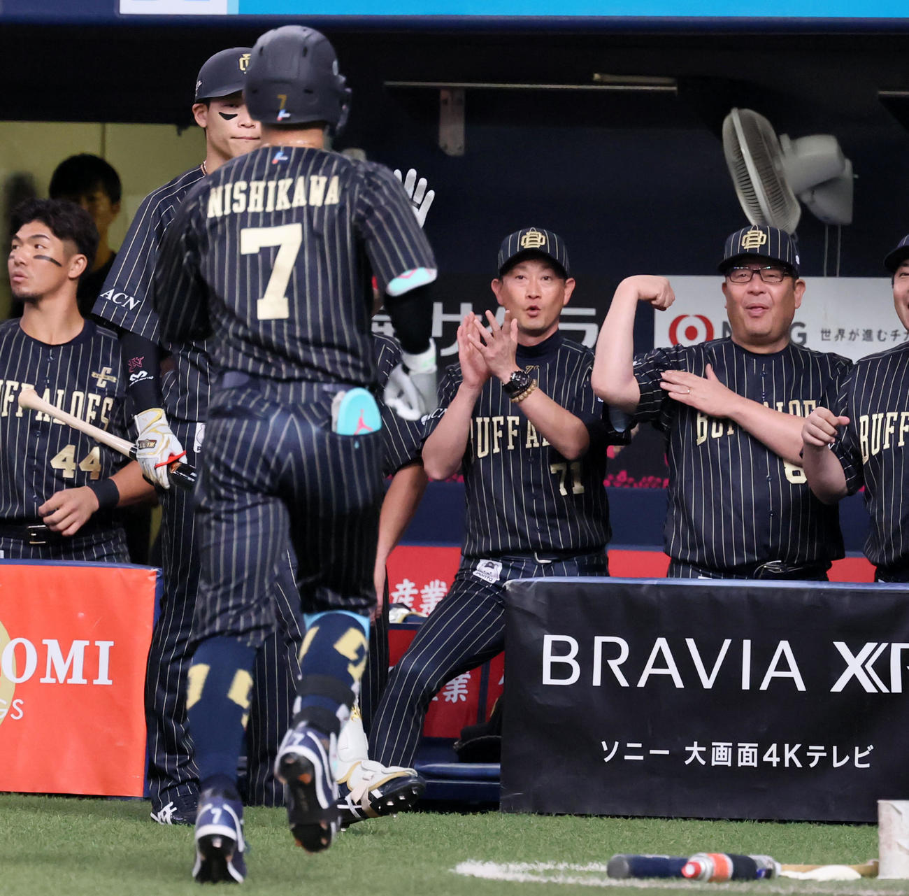オリックス対楽天　1回裏オリックス無死、中越えソロ本塁打を放った西川（左）をベンチで迎える岸田監督。右は水本ヘッドコーチ（撮影・加藤哉）