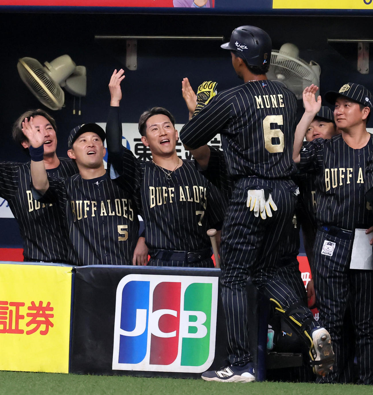 オリックス対楽天　1回裏オリックス無死、右越えソロ本塁打を放った宗（右）をベンチで迎える西川らナイン（撮影・加藤哉）