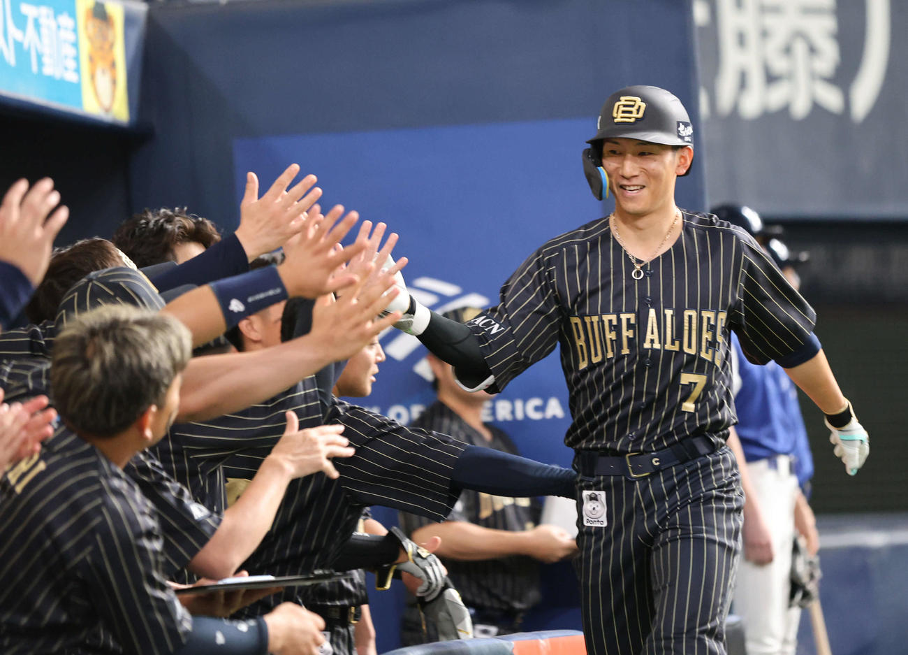 オリックス対楽天　1回裏オリックス無死、西川は中越えに先頭打者本塁打を放ち、ナインの出迎えに笑顔（撮影・西尾就之）