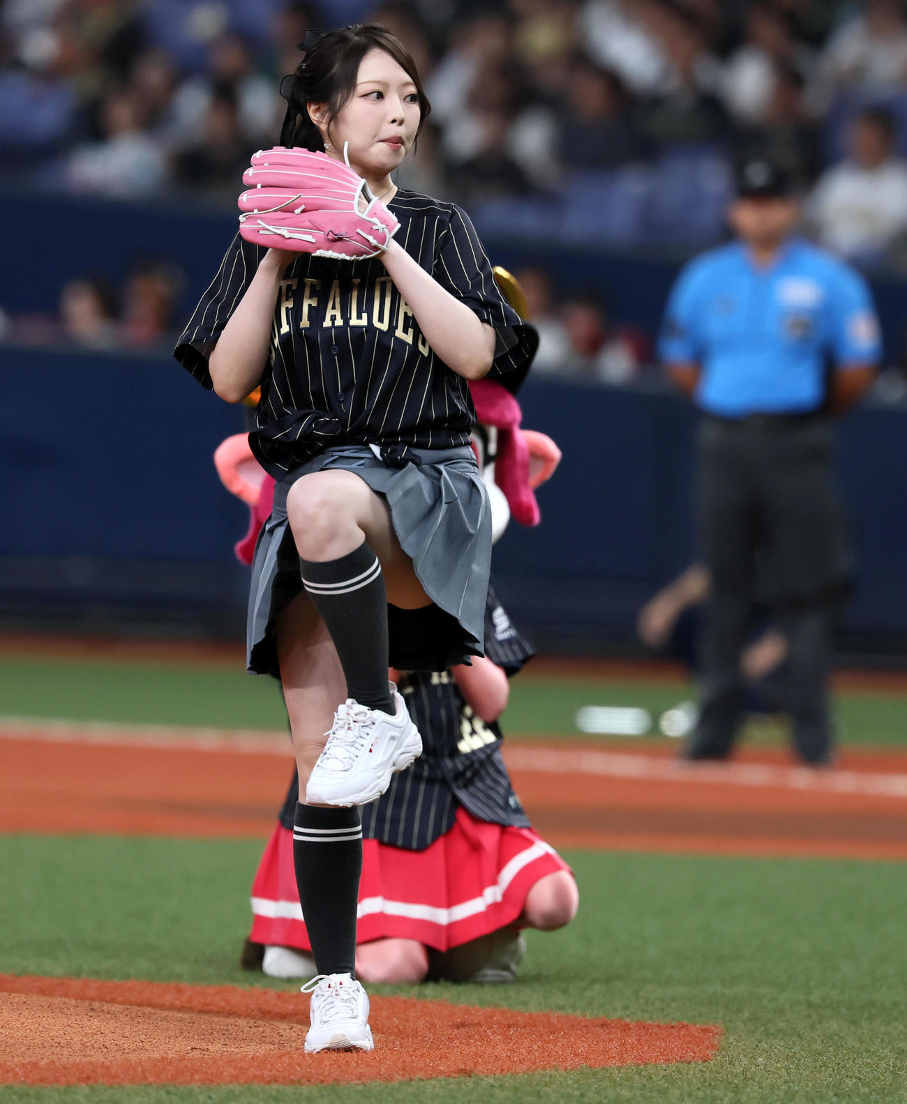 オリックス対楽天　始球式を行うライバーのハムさん（撮影・加藤哉）