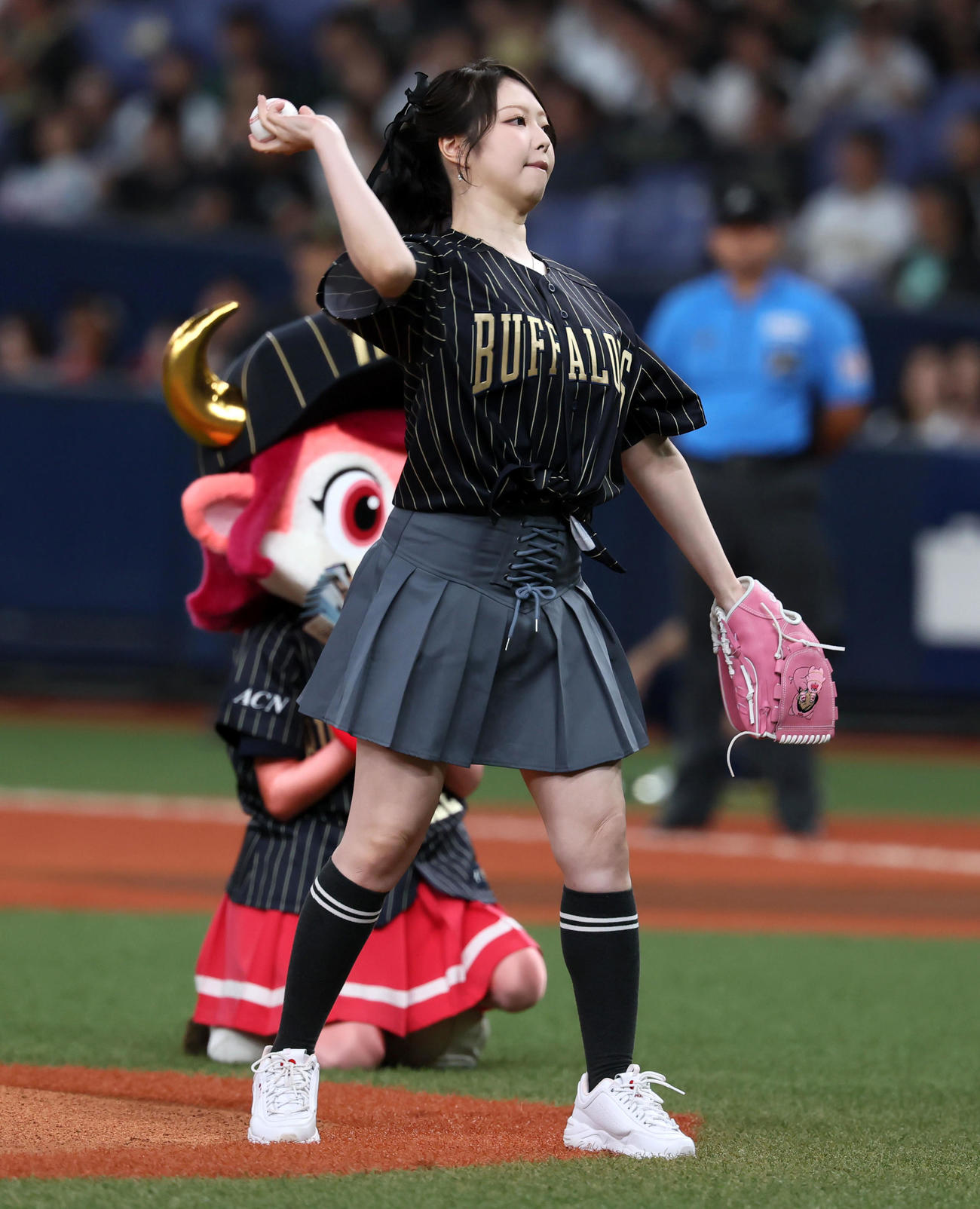 オリックス対楽天　始球式を行うライバーのハムさん（撮影・加藤哉）