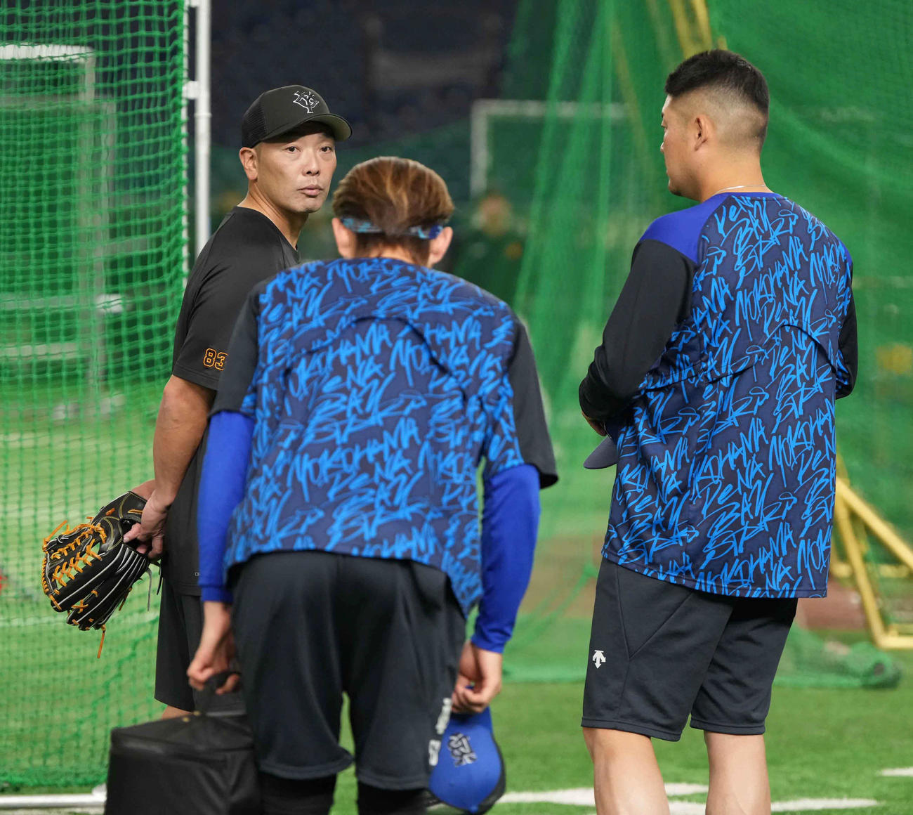 巨人対DeNA　試合前の練習で巨人阿部監督（左）に前日の試合で死球を与えたDeNA颯が頭を下げてあいさつする。右は筒香（撮影・小沢裕）