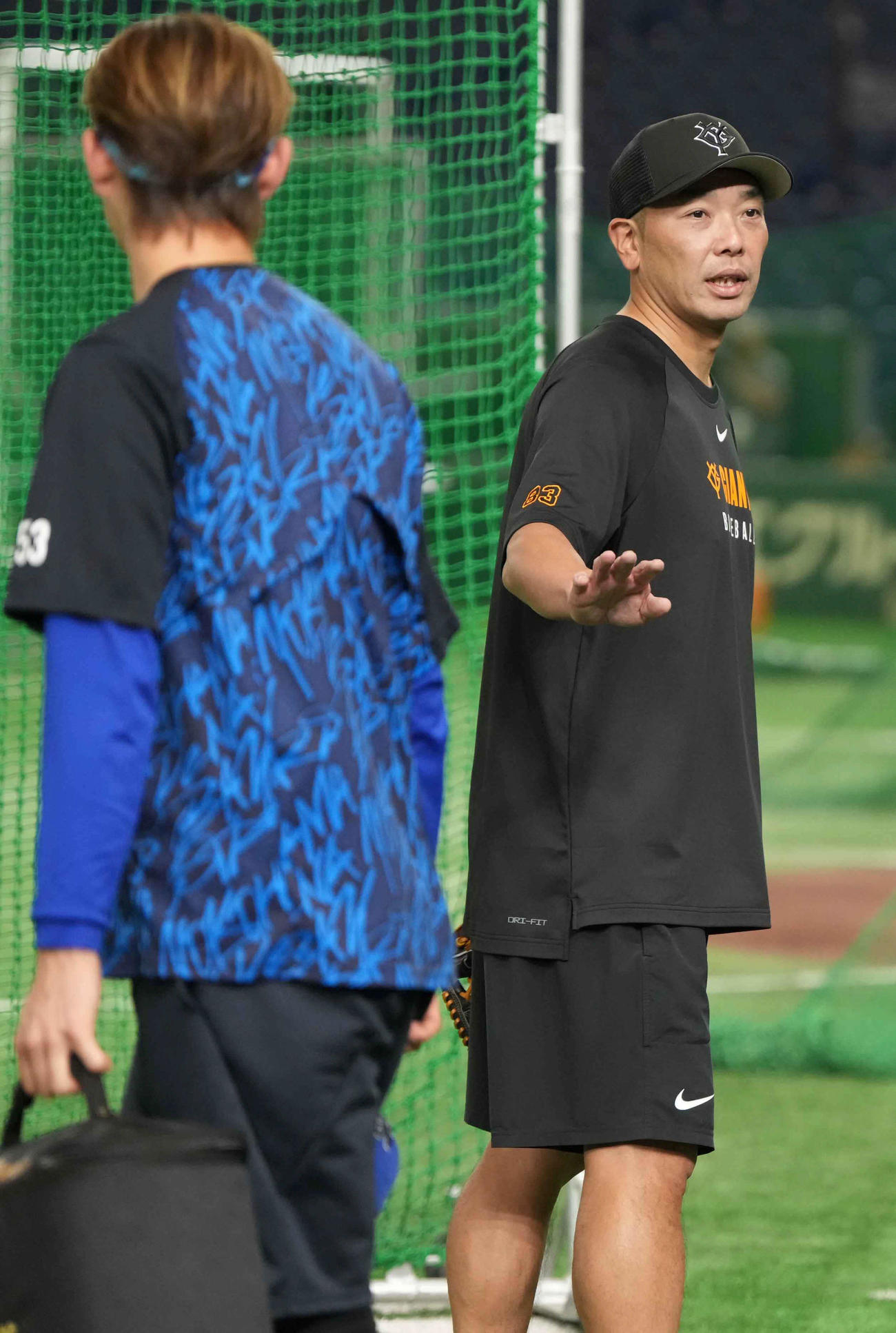 巨人対DeNA　試合前の練習でDeNA颯（左）からのあいさつに手を挙げて応える巨人阿部監督（撮影・小沢裕）