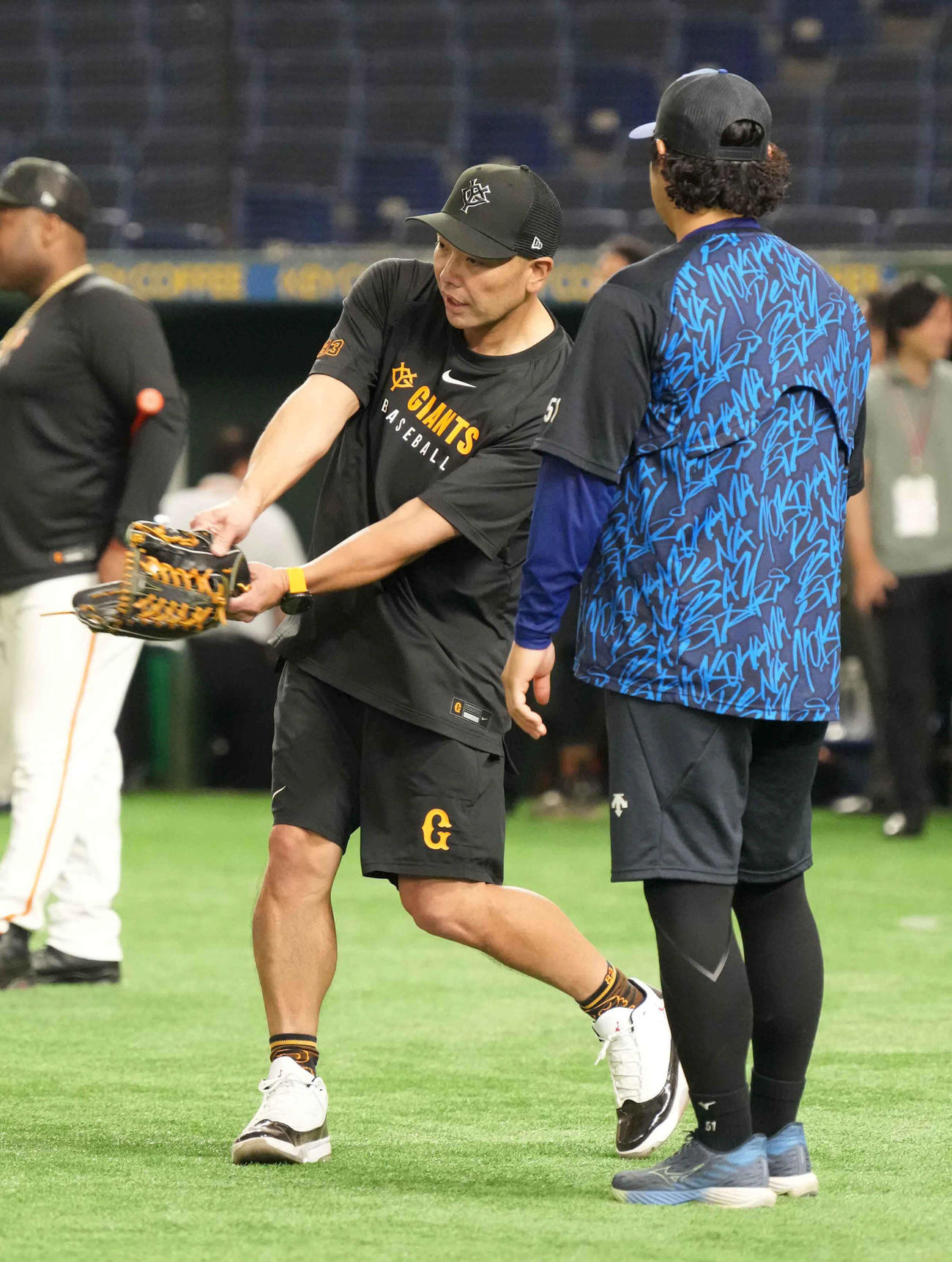 巨人対DeNA　試合前の練習で巨人阿部監督（左）に打撃指導を仰ぐDeNA宮崎（撮影・小沢裕）