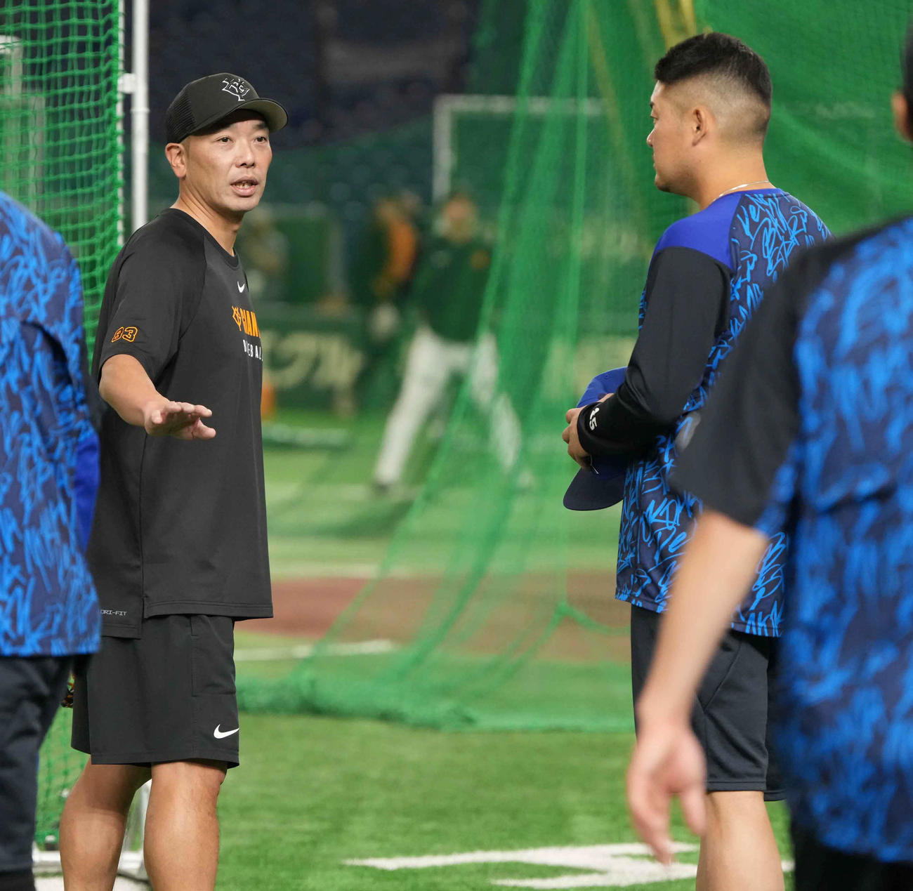 巨人対DeNA　試合前の練習で巨人阿部監督（左）と談笑するDeNA筒香（撮影・小沢裕）