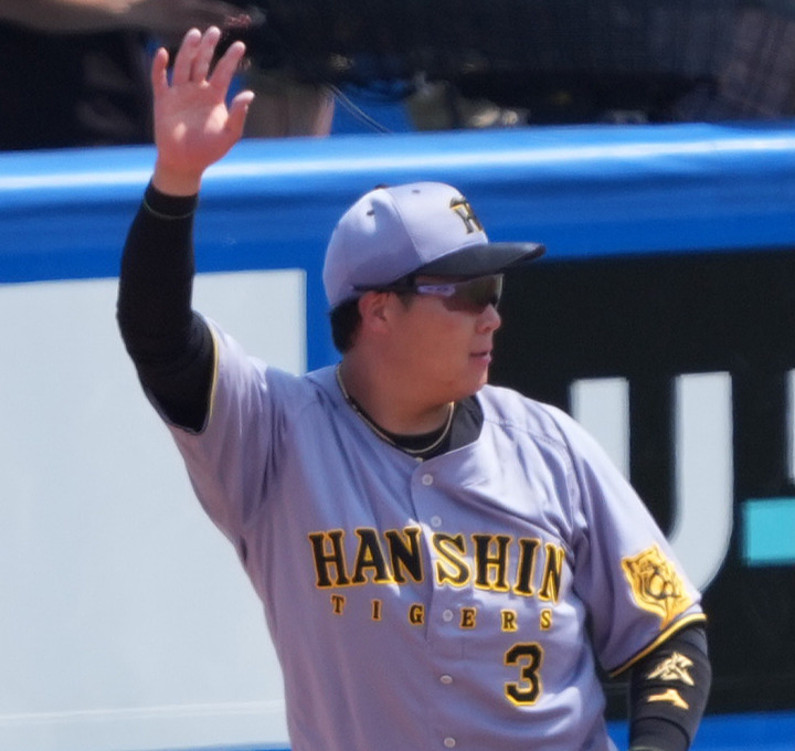 ヤクルト対阪神　1回裏ヤクルト2死一、二塁、打者増田の時、一塁走者オスナをけん制アウトにしたとアピールする一塁手大山（撮影・鈴木みどり）