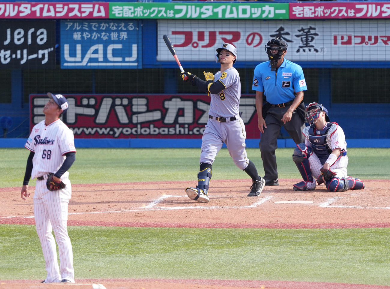 ヤクルト対阪神　8回表阪神1死、右越えソロ本塁打を放つ佐藤輝。投手丸山翔（撮影・鈴木みどり）