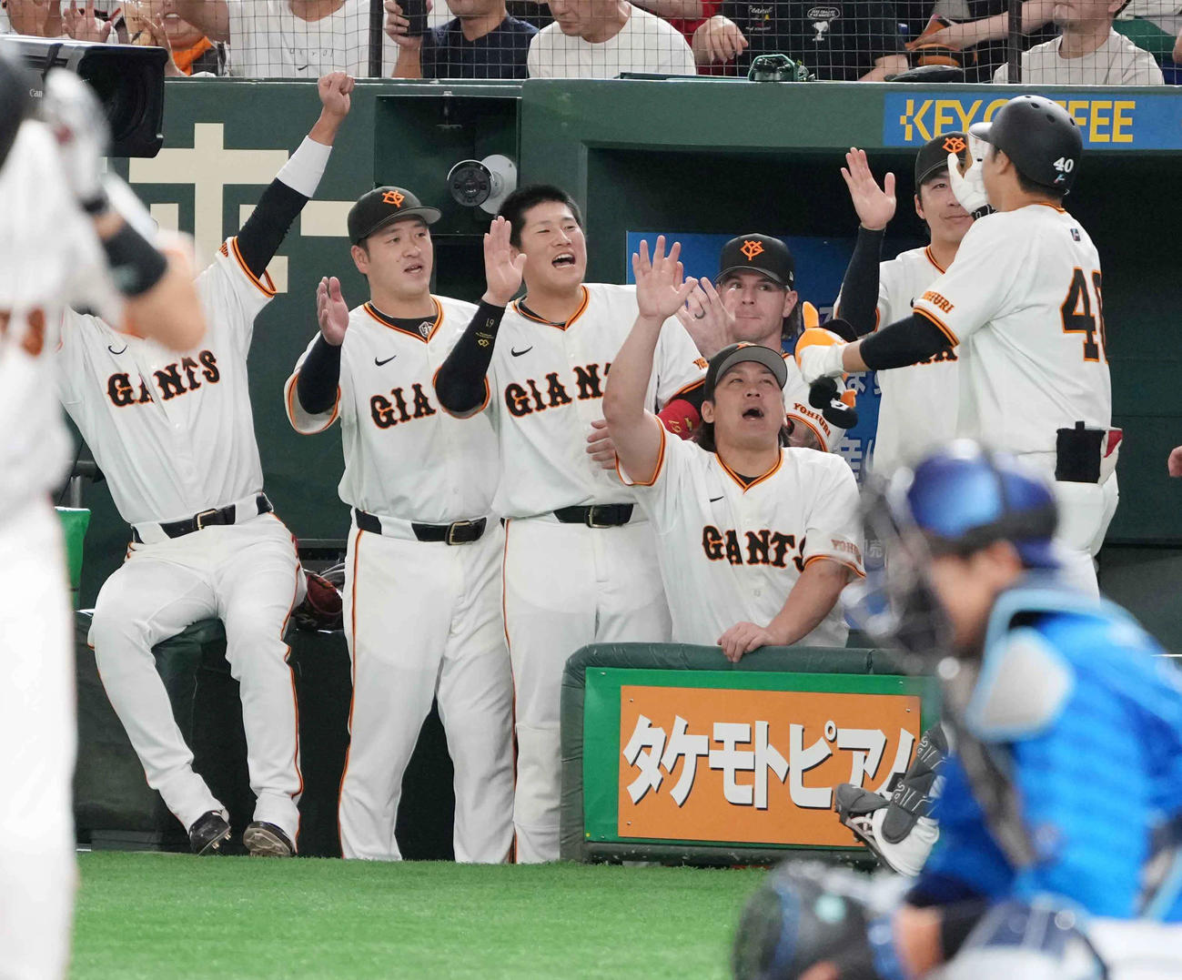 巨人対DeNA 2回裏巨人無死、中山（右）は右越えにプロ1号となる先制ソロ本塁打を放ちベンチのナインの祝福を受ける（撮影・小沢裕）