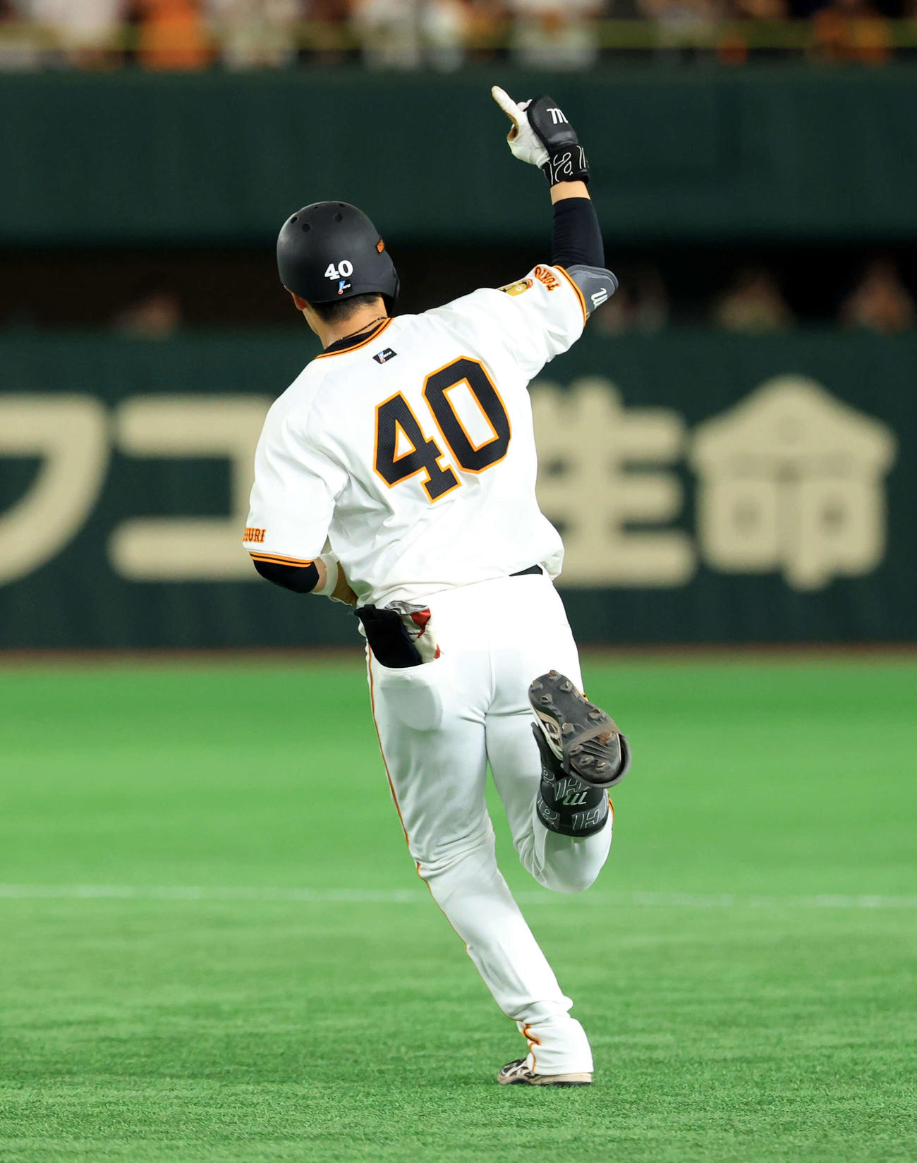 巨人対DeNA 2回裏巨人無死、中山はプロ1号本塁打を放ち「1」のポーズでダイヤモンドを回る（撮影・浅見桂子）