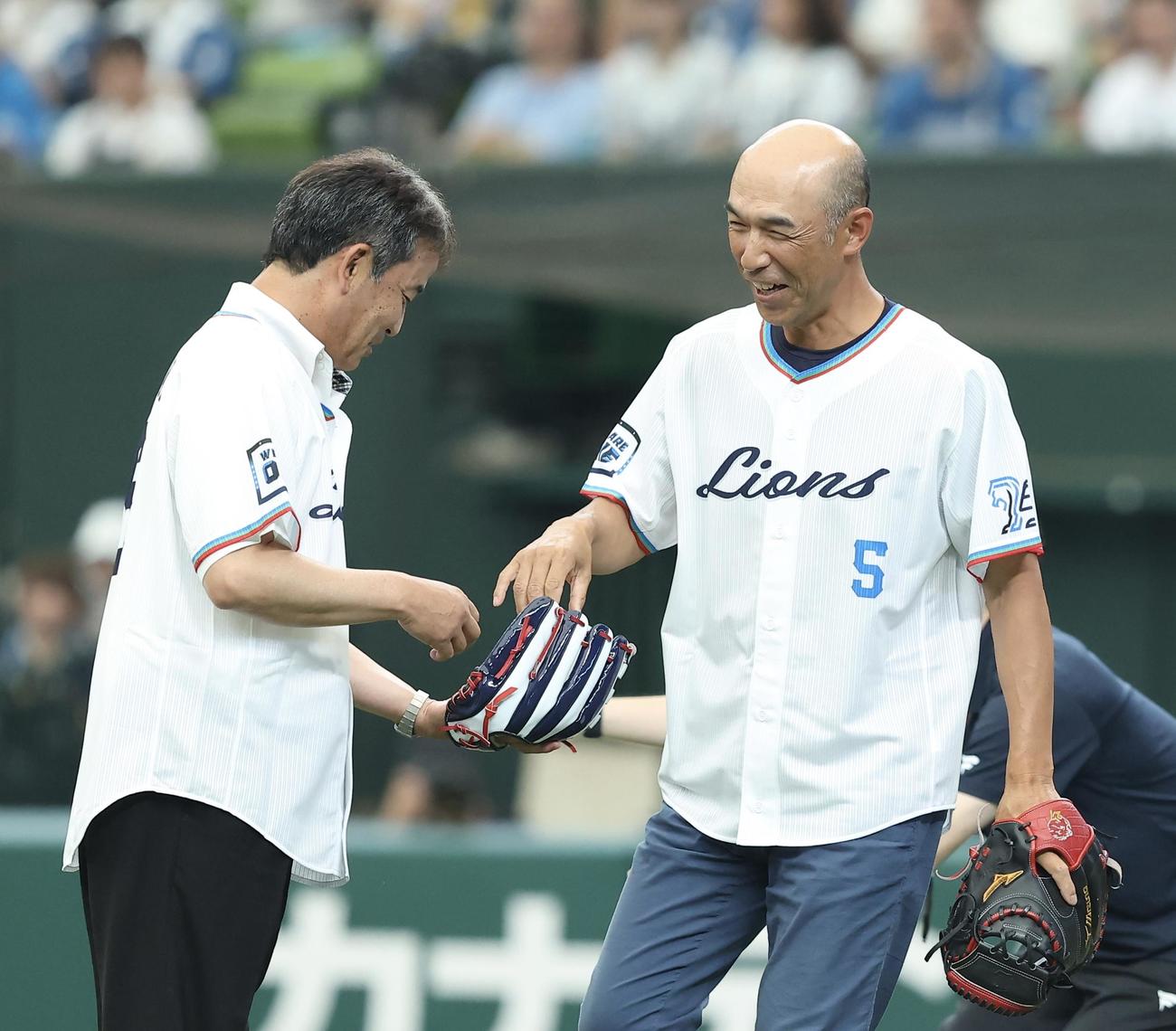 西武対日本ハム　試合前、セレモニアルキャッチを務めた和田氏（右）と潮崎シニアアドバイザー（撮影・河田真司）