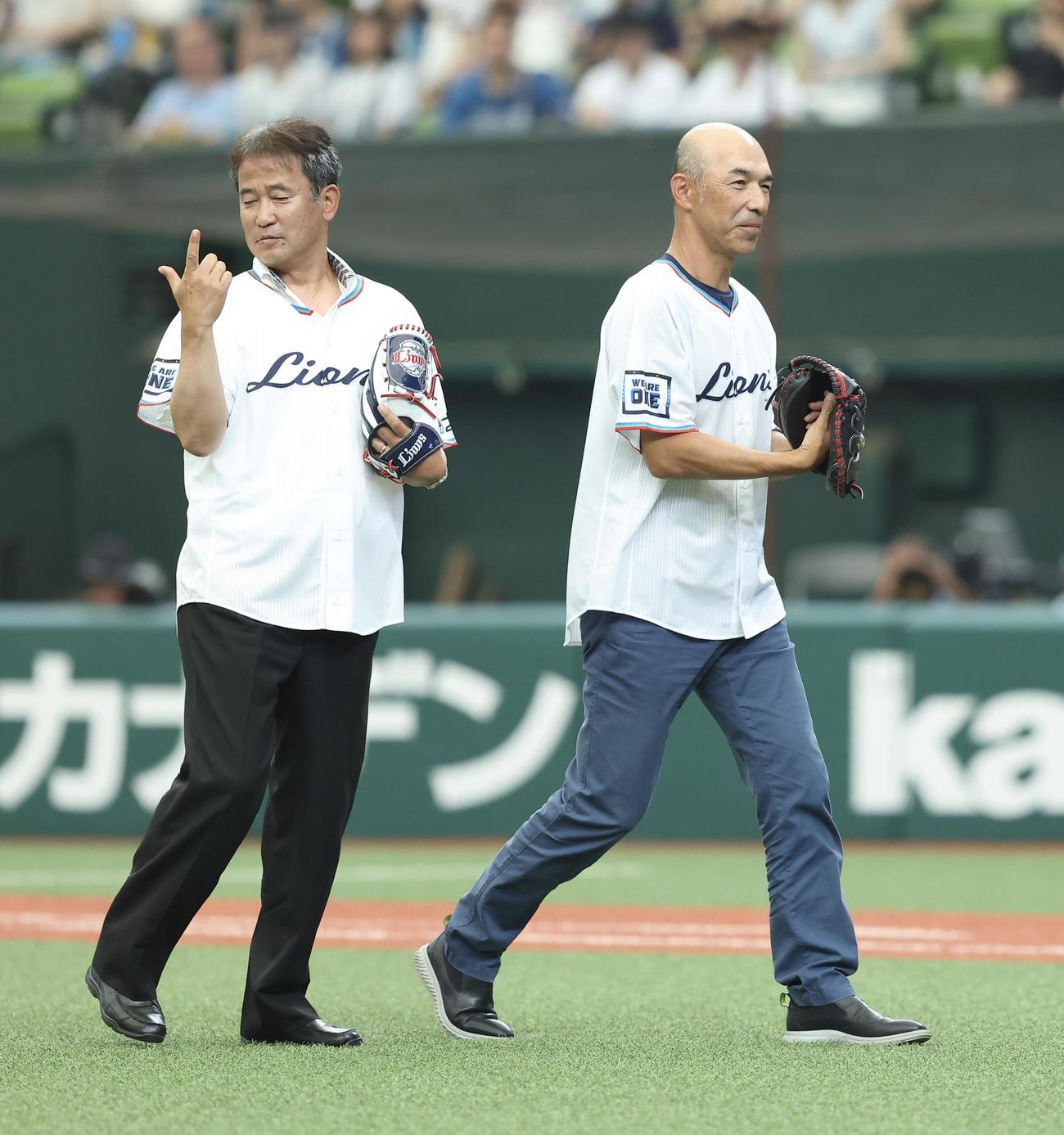 西武対日本ハム　試合前、セレモニアルキャッチを務めた和田氏（右）と潮崎シニアアドバイザー（撮影・河田真司）