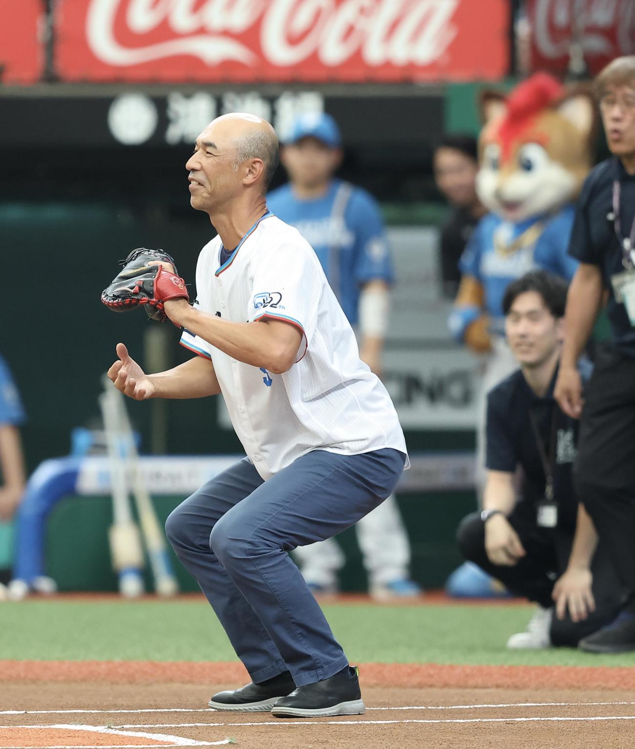 西武対日本ハム　試合前、セレモニアルキャッチを務める和田浩一氏（撮影・河田真司）
