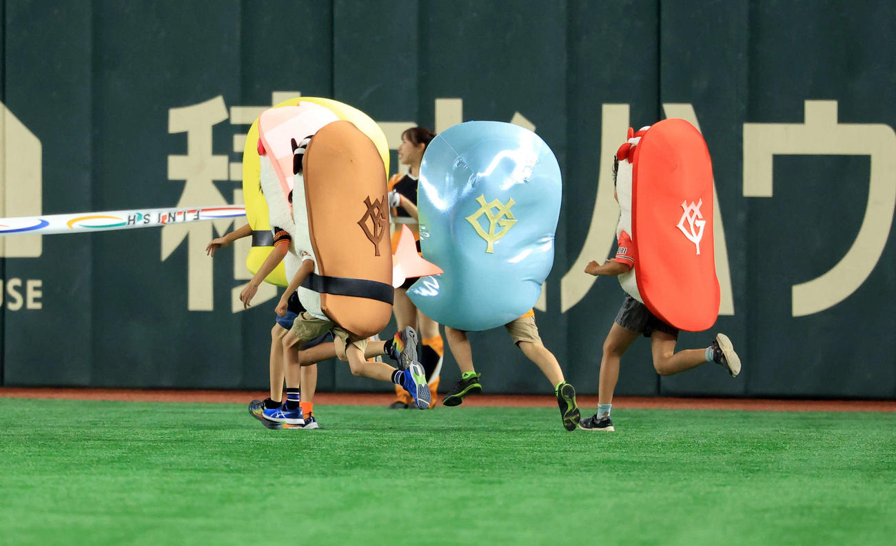 巨人対DeNA　すしレースで接戦を演じる子どもたち（撮影・浅見桂子）