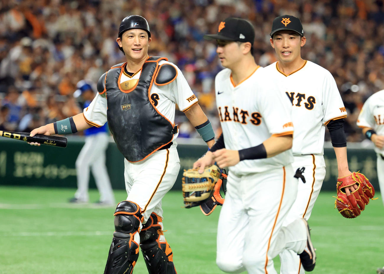 巨人対DeNA 1回表DeNAの攻撃を抑えた赤星（右）と笑顔で話す小林（撮影・浅見桂子）