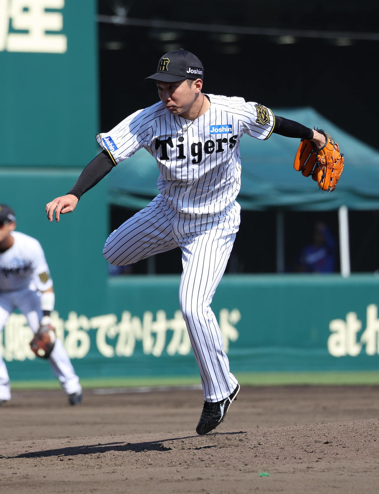 ウエスタン・リーグ阪神対中日　8回表に阪神2番手で力投する石井（撮影・白石智彦）
