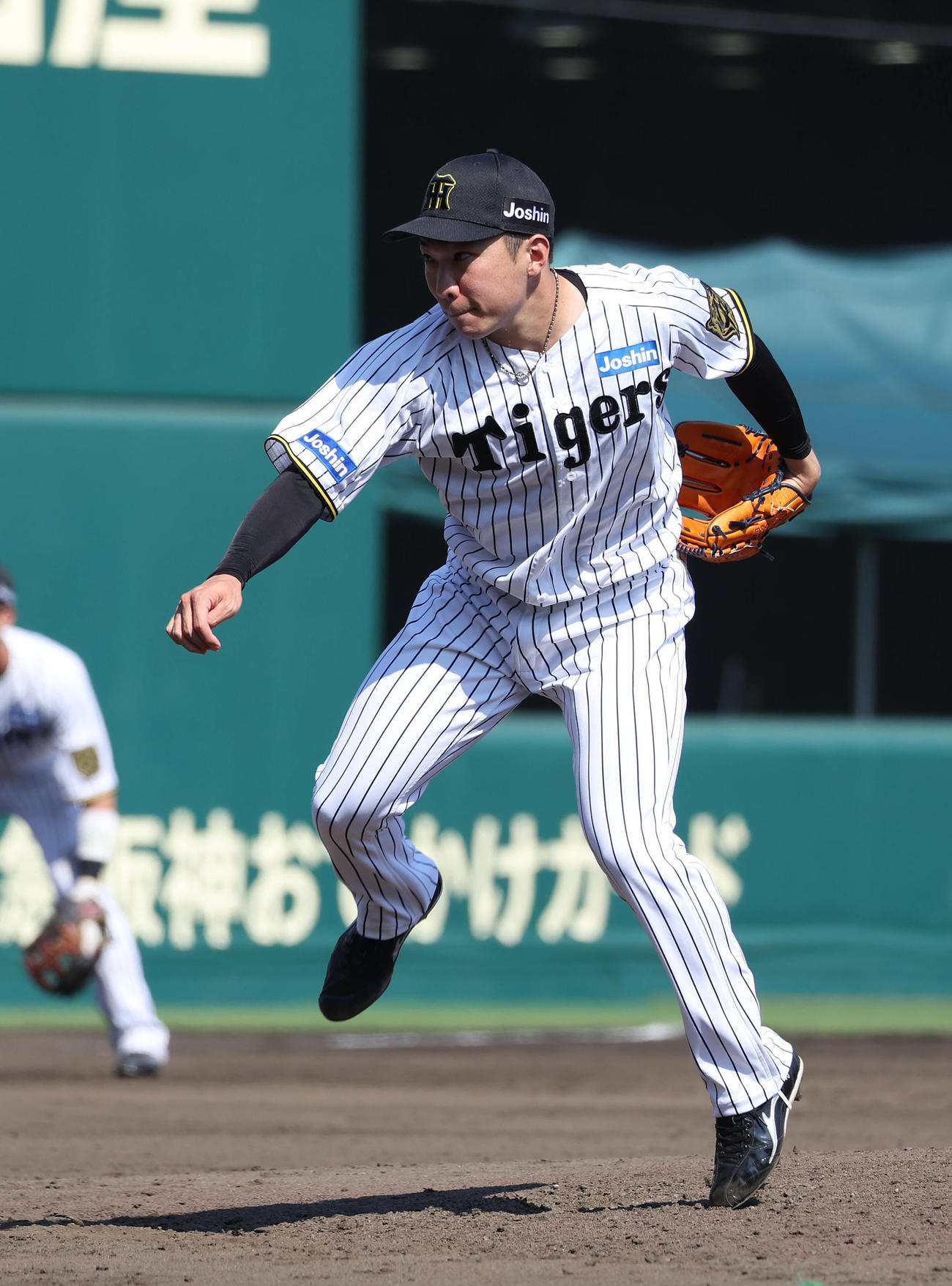 ウエスタン・リーグ阪神対中日　8回表に阪神2番手で力投する石井（撮影・白石智彦）