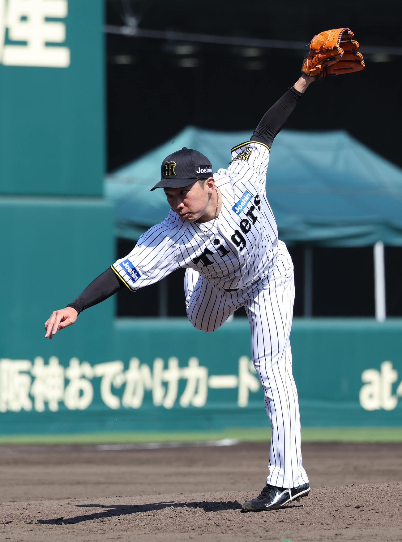 ウエスタン・リーグ阪神対中日　8回表に阪神2番手で力投する石井（撮影・白石智彦）