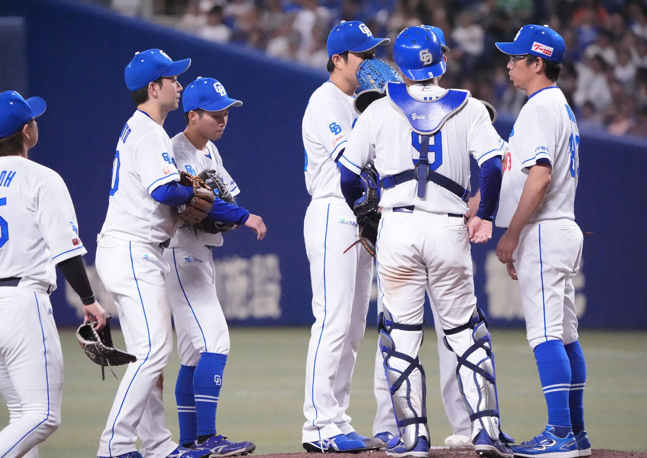 中日対広島　6回表広島2死三塁、マウンドの松葉（中央）のもとに集まる中日ナイン（撮影・森本幸一）