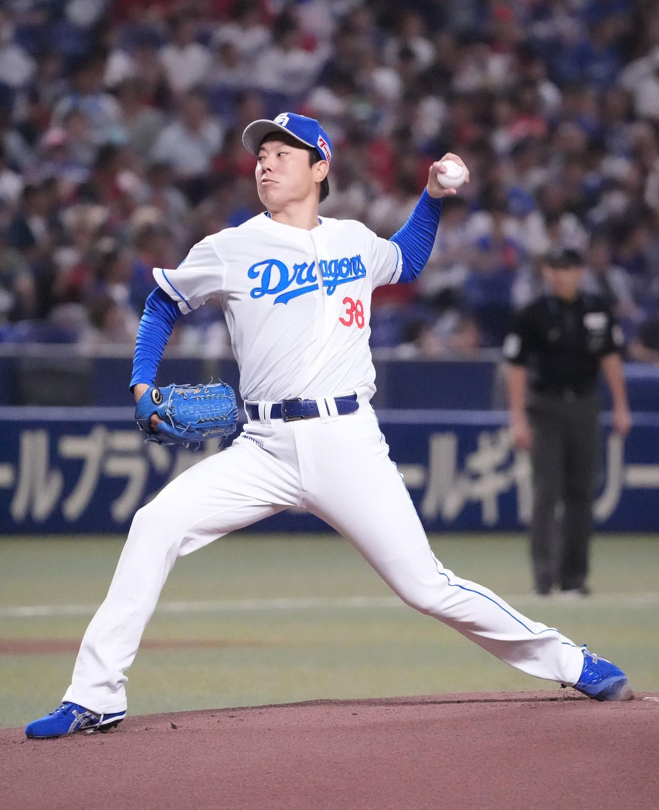 中日対広島　1回表、登板する中日先発の松葉（撮影・森本幸一）