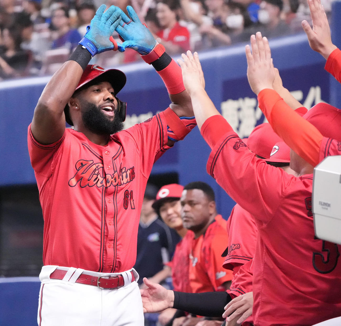 中日対広島　4回表広島1死、ファビアン（左）は左越え本塁打を放ちナインとタッチを交わす（撮影・森本幸一）