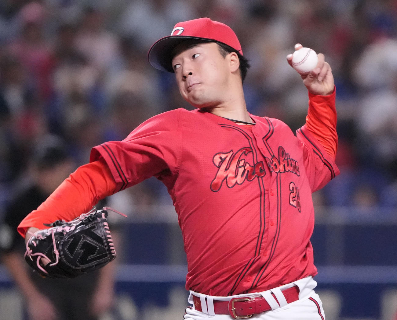 中日対広島　1回裏、登板する広島先発の佐藤柳（撮影・森本幸一）